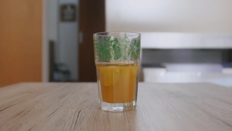 llenar un vaso de jugoso con agua con gas