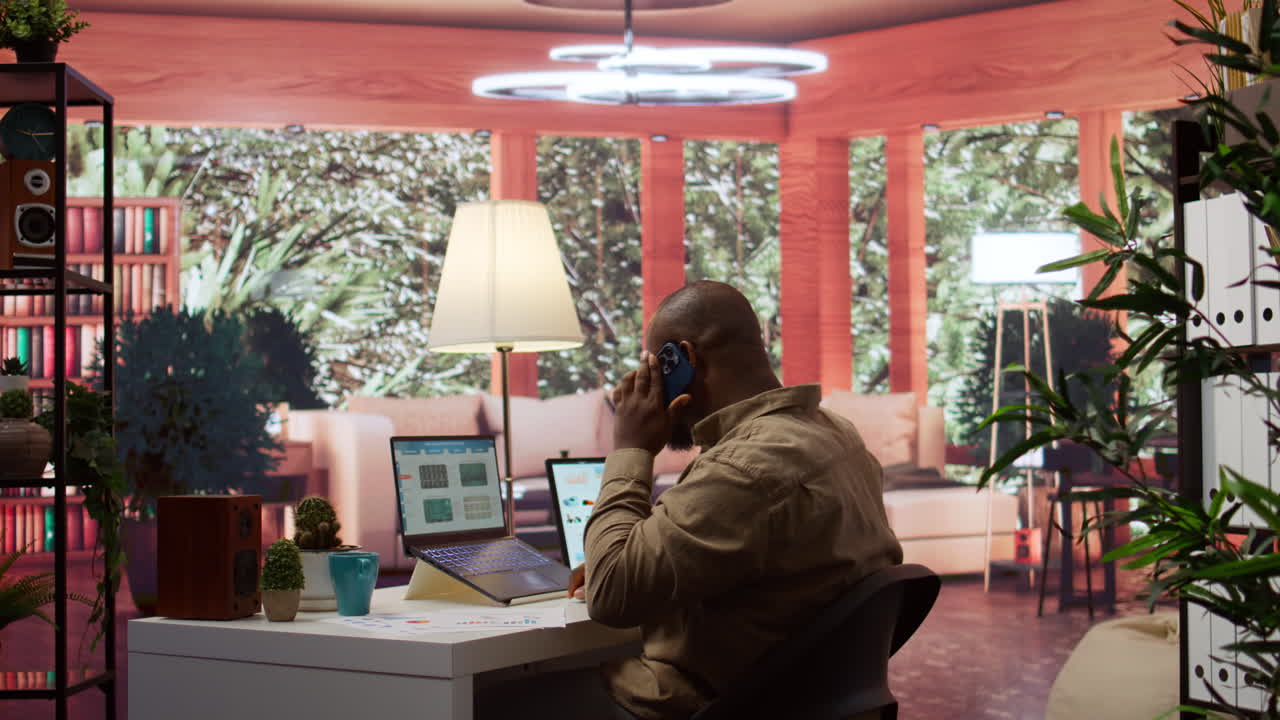 사업가가 집에서 노트북으로 통계 데이터를 원격으로 검토하고 있습니다.