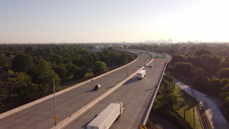 Fisher-Freeway-En-Michigan-Con-El-Horizonte-De-Detroit-En-Un-Fondo-Distante---Drone-Ascendente