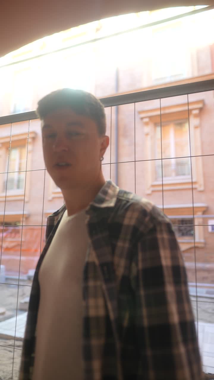 도시 지역에서 고 있는 젊은 남자