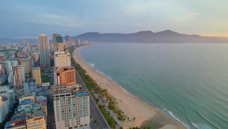 magnífica hora dorada aérea amanecer frente a la playa playa costa hoteles de gran altura, my khe, da nang, vietnam