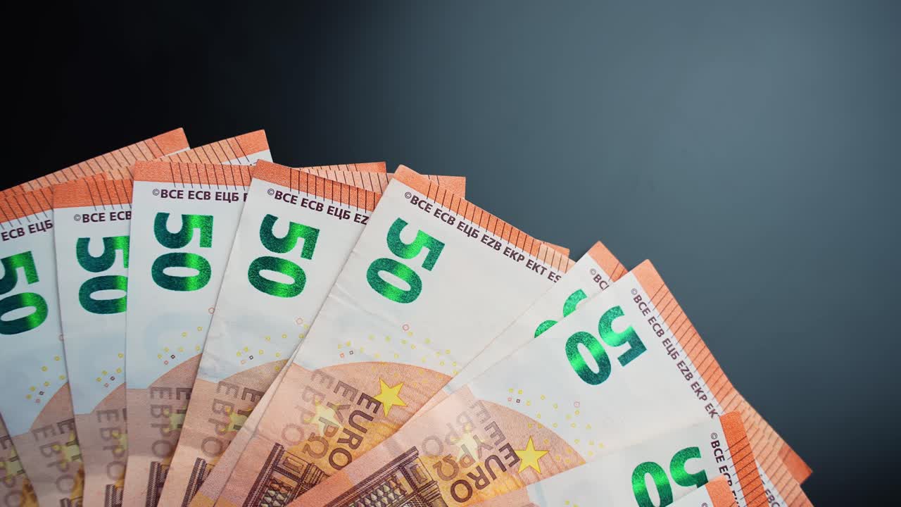 Nahaufnahme von aufgefächerten 50-Euro-Banknoten auf dunklem Hintergrund, ein klares Geld- und Finanzkonzept für Bildmaterial zu Sparen, Zahlungen, Bankwesen und Wirtschaft.
