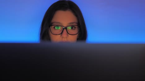adolescente leyendo comentarios y mensajes de redes sociales en una computadora portátil