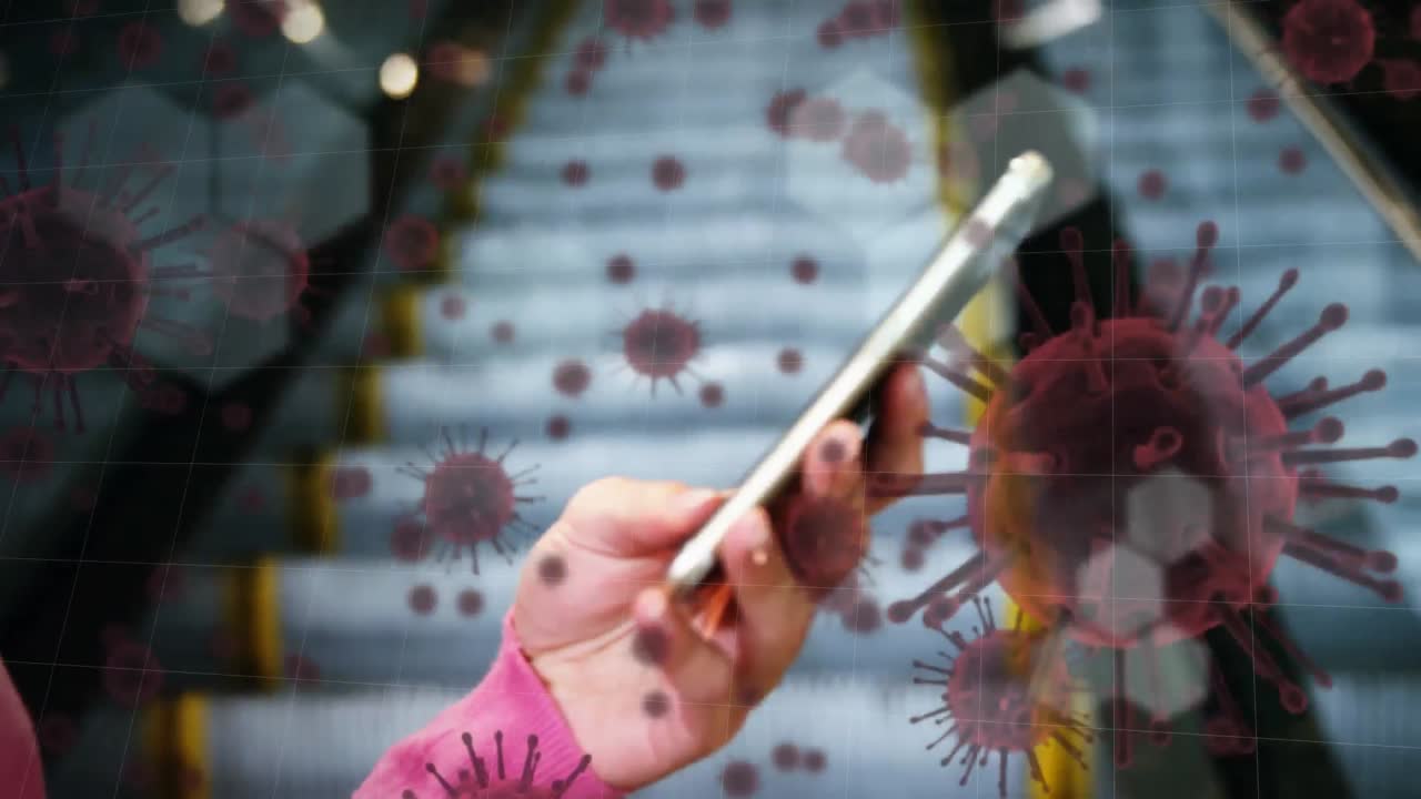 video compuesto digital de células de covid-19 que se mueven contra la mujer usando un teléfono inteligente en el fondo