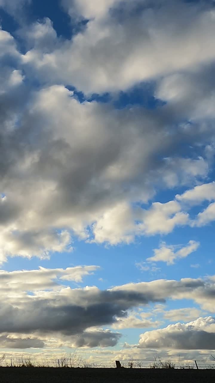 el lapso de tiempo de las nubes cambiantes sobre un paisaje sereno