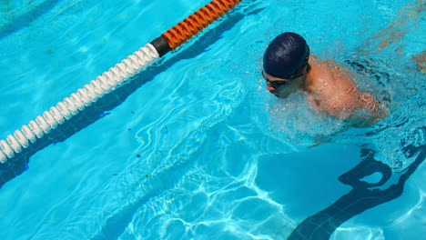 nadador masculino nadando dentro de la piscina 4k