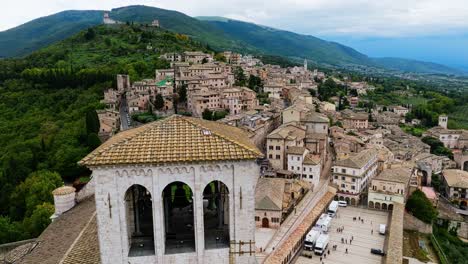 Glockenturm-Des-Sacro-Convento-In-Der-Historischen-Stadt-Assisi-In-Der-Provinz-Perugia,-Region-Umbrien,-Italien