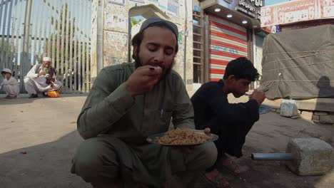 un joven comiendo arroz