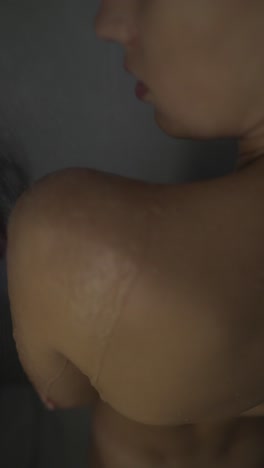 mujer tomando una ducha.