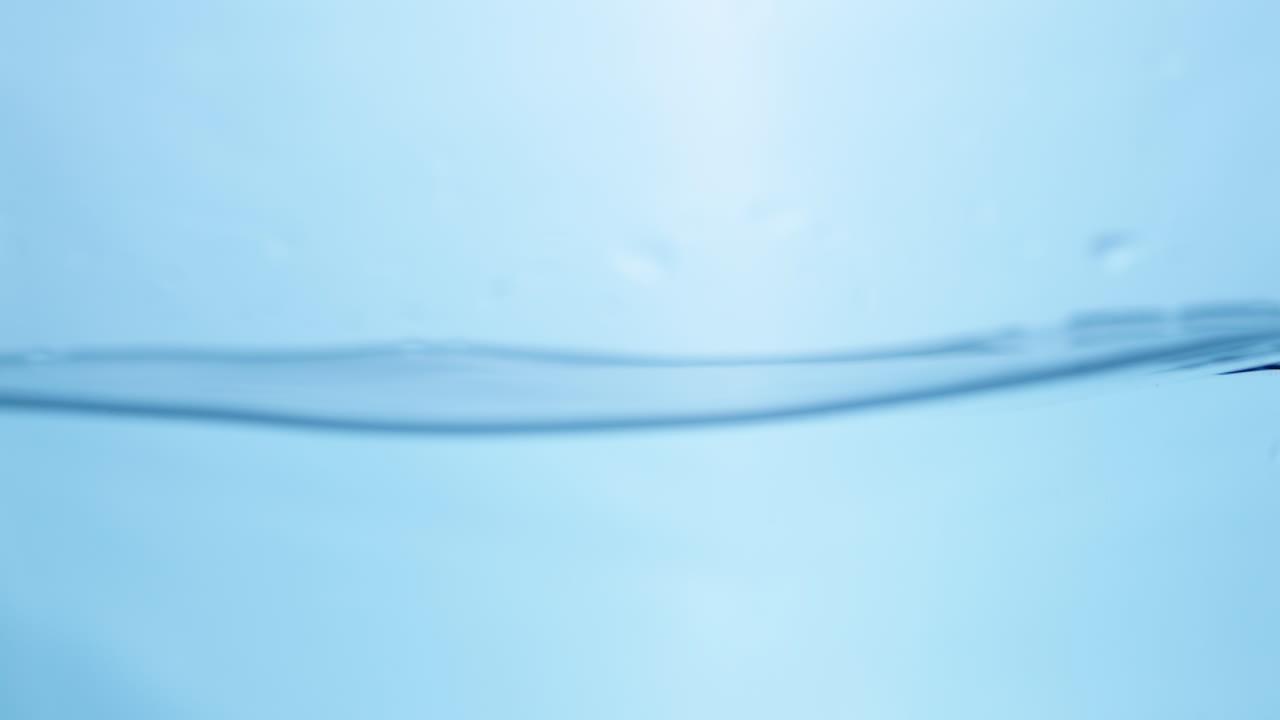 물이 어지거나, 파동이 생기거나, 거품이 생기면 흐르는 추상적인 클로즈업