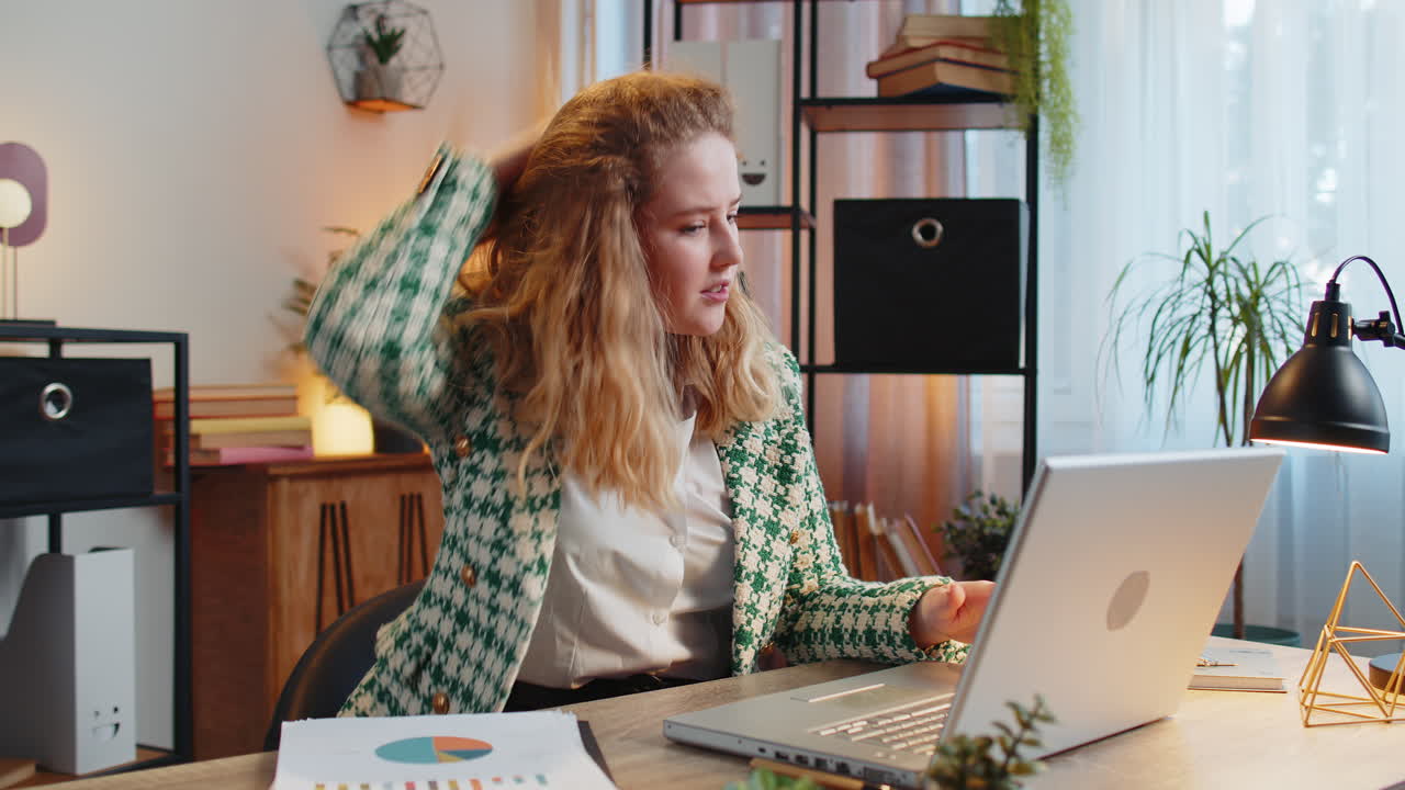 donna d'affari sconvolta che discute sul portatile chiama online mostra report, grafici e grafici in ufficio a casa