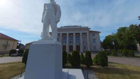The-Palace-of-Culture-and-the-sculpture-of-a-worker-in-Naujoji-Akmene,-Lithuania