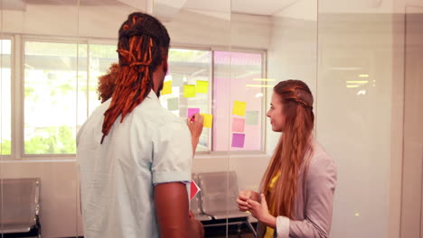estudiantes de moda hablando juntos