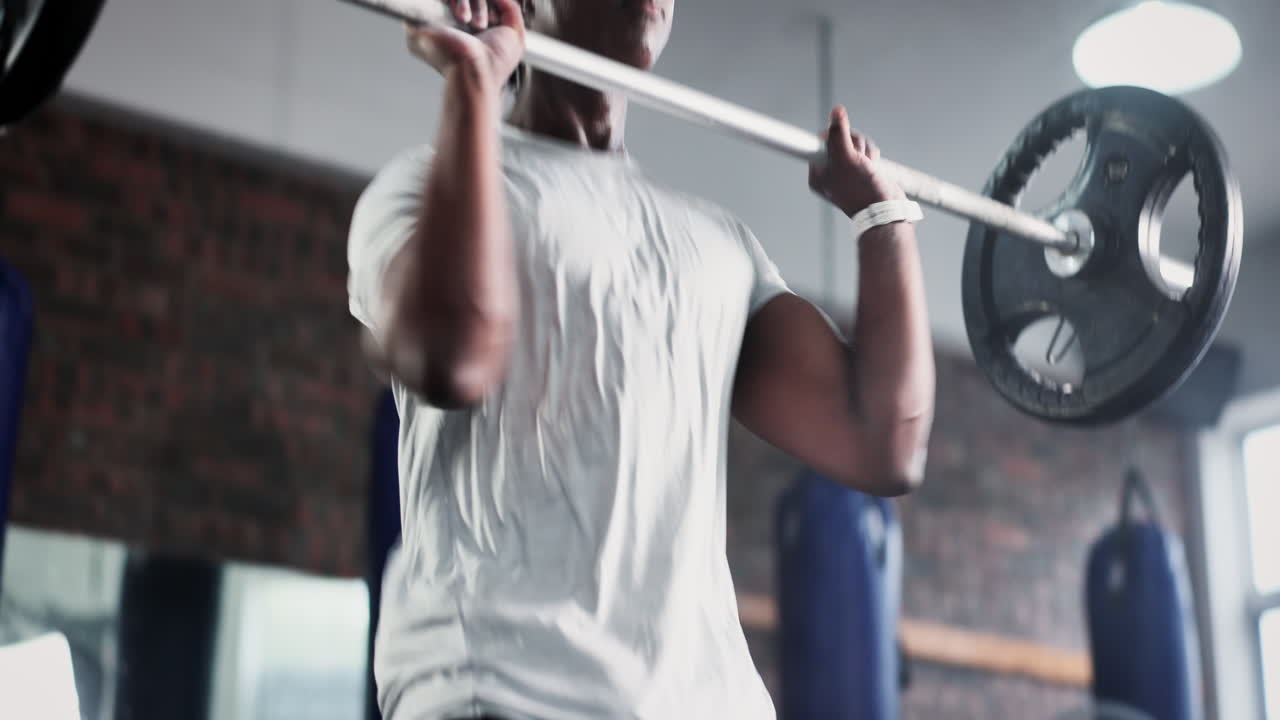 Pria Angkat Besi di Gym