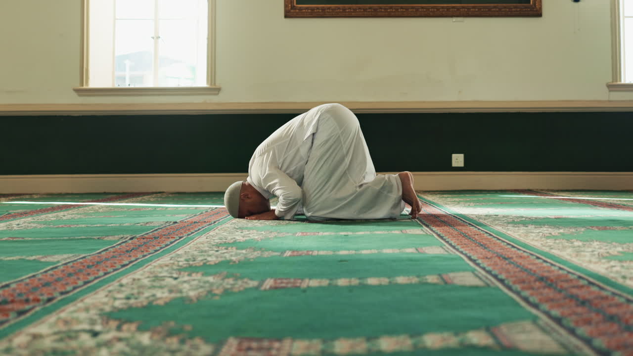 모스크에서 기도하는 무슬림 남자