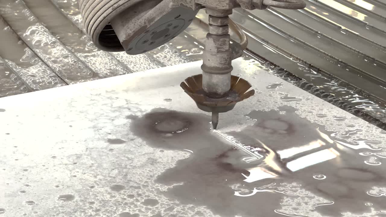 Macchina CNC a getto d'acqua che taglia lastre di pietra ad alta pressione. Fabbricazione, Industria