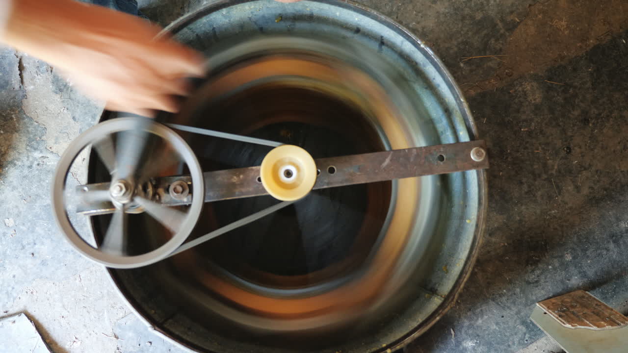 apicultor extrayendo miel con máquina en video casero 4k