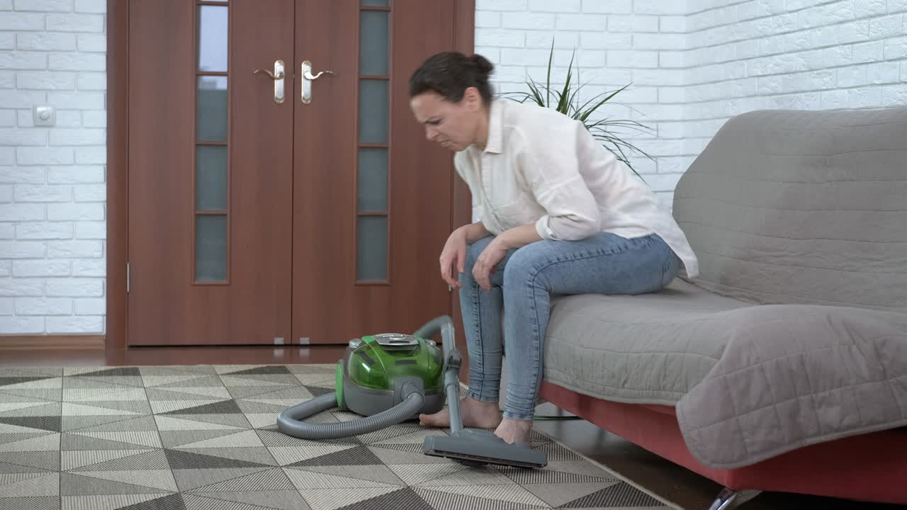 limpiando el piso con una sonrisa.