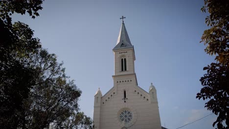 eine kleine kirche in ungarn