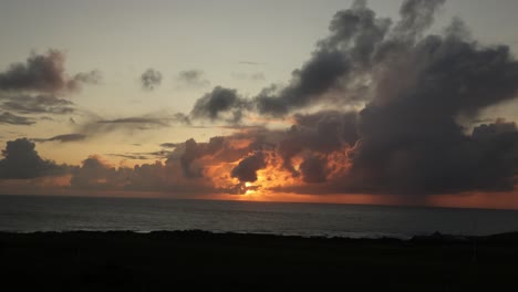 disparo estático del atardecer con vistas a la costa de newquay y el campo de golf