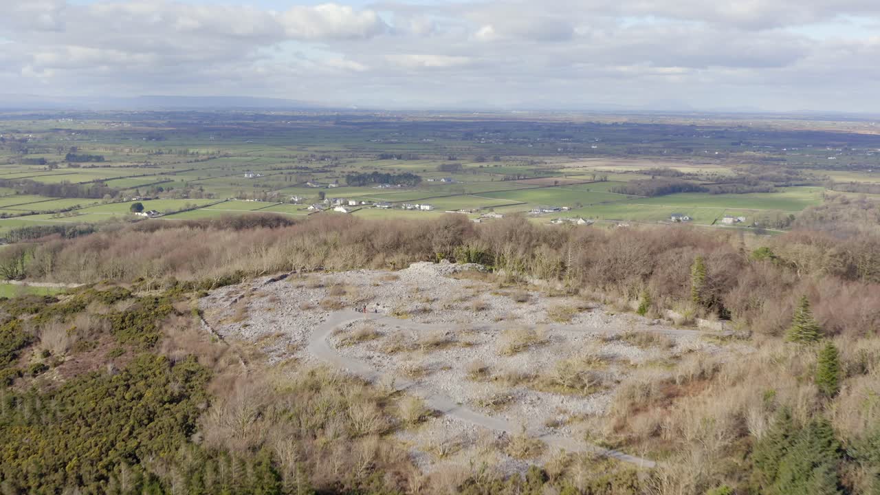 съемка с воздуха замка финварра и каирна цезаря на холме нокма