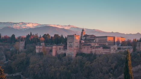 alhambra y sierra nevada, día a noche, lapso de tiempo en granada, andalucía, españa