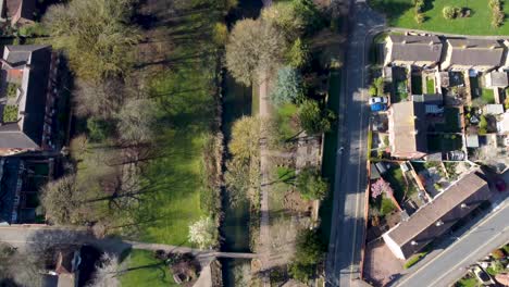 volando sobre los jardines de westgate en canterbury, reino unido