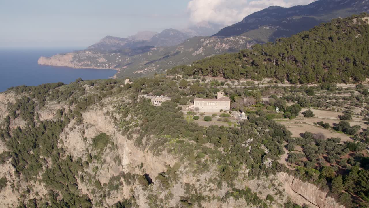 Cittadina di montagna al tramonto, Deià, Maiorca, Spagna