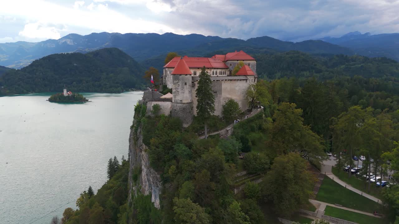 Fotogenico castello medievale di Bled su una ripida scogliera con vista aerea sul lago di Bled