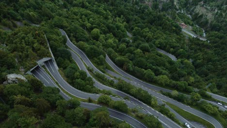 空中景觀 無人機飛行在田徑的山脈蛇形路 plöckenpass 在自然的奧地利和意大利阿爾卑斯山在夏天與綠色的森林樹在自然和旅行假期汽車在街上