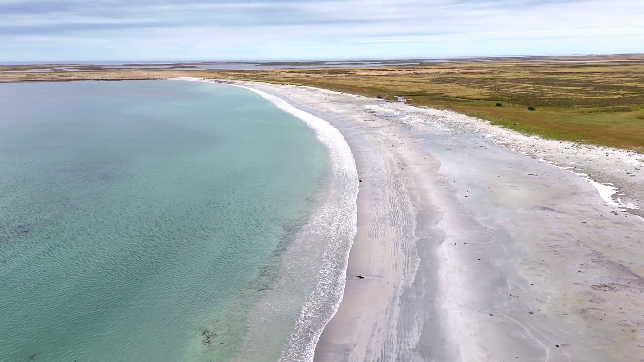 Filmisk drönarvy över ett avlägset kustlandskap på Falklandsöarna, drönarfilm