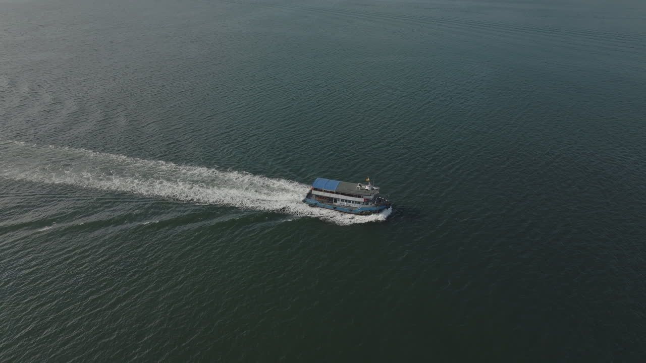 снимок с беспилотника туристической лодки на воде в городе гонконг, китай