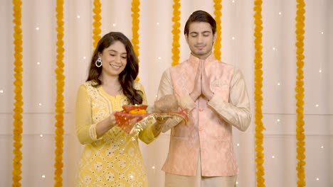 hindu couple praying to god