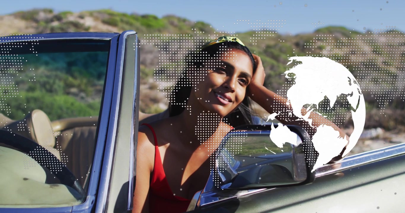 Donna appoggiata alla portiera dell'auto, che guarda la telecamera, con un globo attivato dal play che ruota sopra lo specchio per una pubblicità di viaggi.