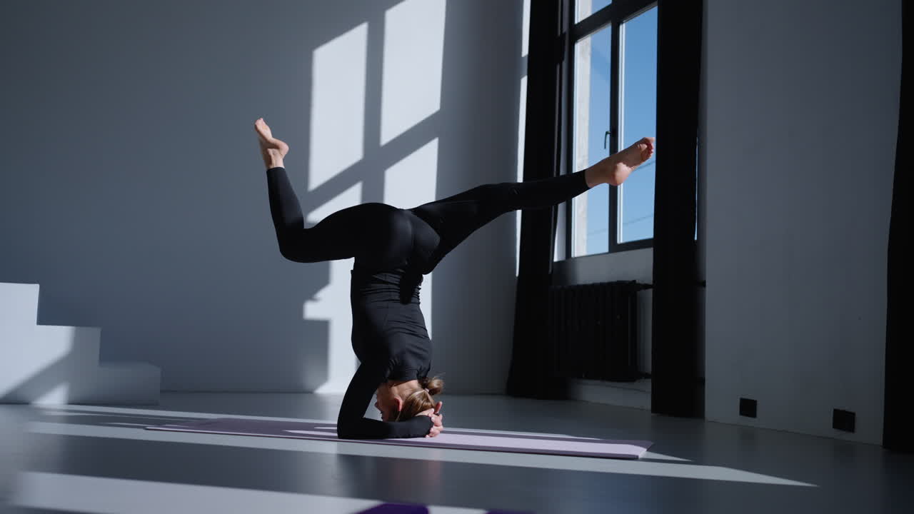 스튜디오 에서 요가 포즈 를 하는 여자