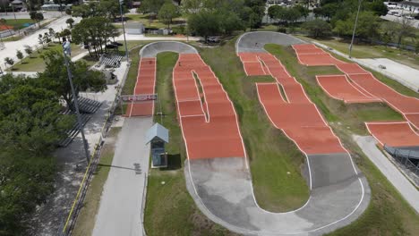 ciclistas de bmx practicando en una increíble pista de bmx en el sur de florida