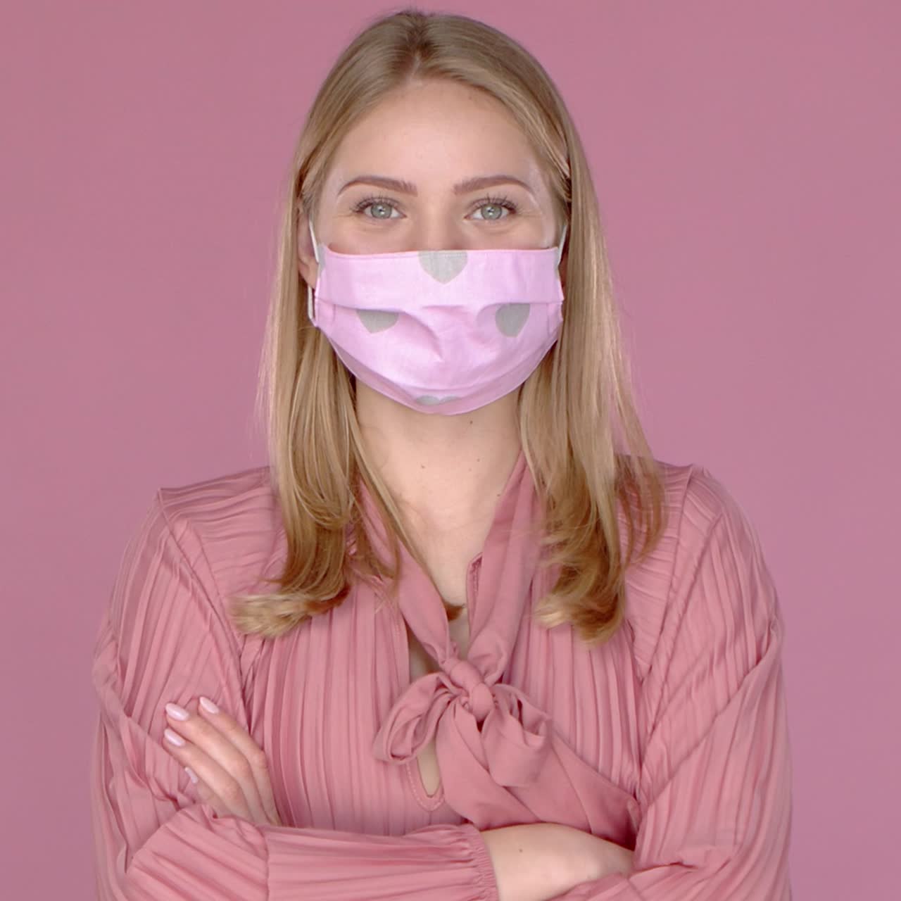 retrato de una mujer hermosa con una elegante protección facial contra la contaminación por virus