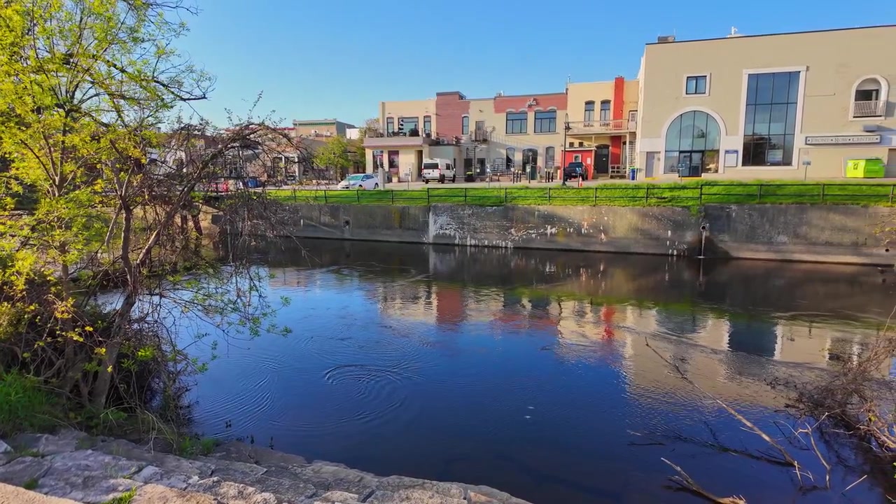 Der Boardman River fließt an einem sonnigen Frühlingstag durch die Innenstadt von Traverse City, Michigan.