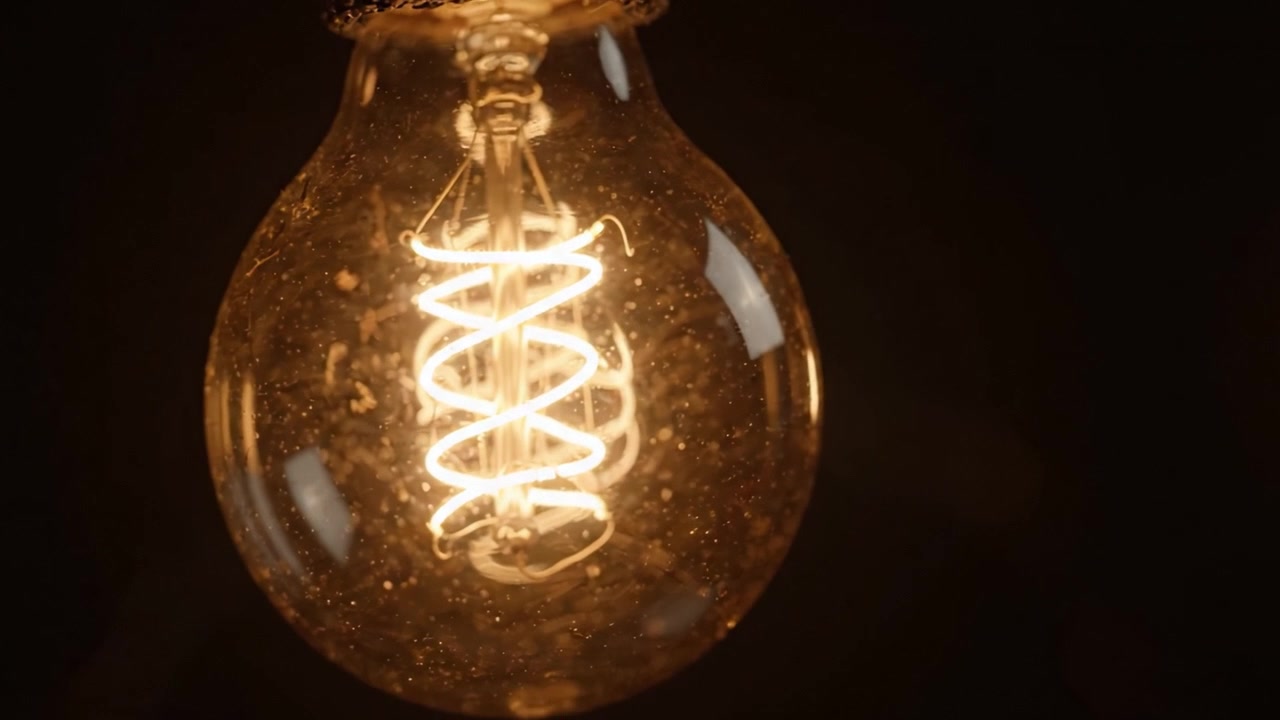 Un viaje luminoso: Momentos cautivadores de bombillas vintage iluminando espacios con su calidez y elegancia a lo largo de la secuencia de video.
