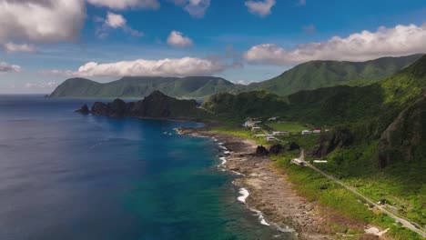 Pintoresca-Toma-De-Drones-Que-Muestra-Una-Exótica-Isla-De-Orquídeas-Con-Gigantescas-Colinas-Verdes-Y-Un-Océano-Azul-En-Verano,-Estableciendo-Una-Toma-De-Drones