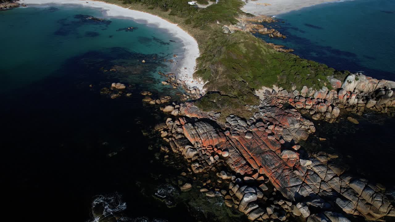 Landskap över Jeanneret Beach i Tasmanien, Australien – Drönarbild