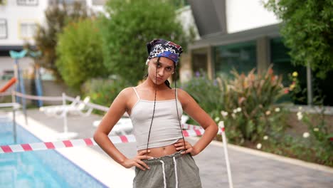 joven posando junto a una piscina