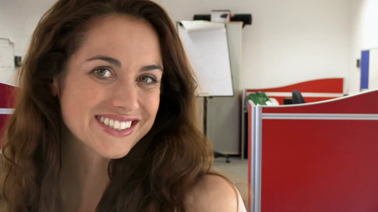 mujer caucásica mirando a la cámara