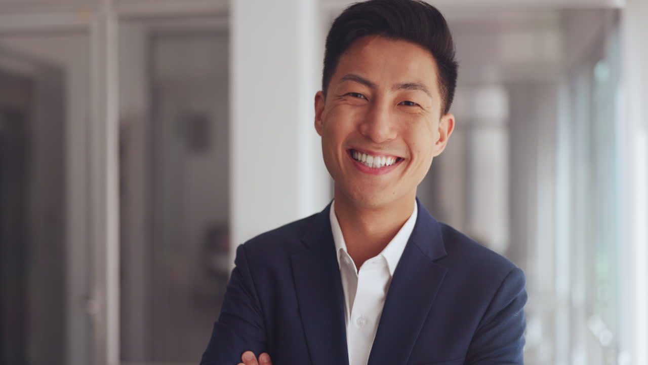 얼굴, 비즈니스 및 아시아 남자 팔을 교차