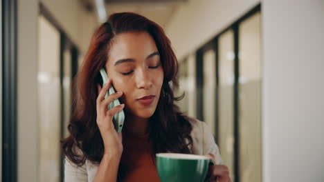 mujer en llamada telefónica con café