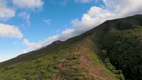 vista aérea fpv escalando las montañas de molokai, explorando cascadas y senderos escondidos en este paraíso tropical
