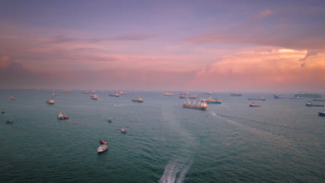 Vista-Aérea-Del-Atardecer-Sobre-Los-Portacontenedores-Dispersos-En-El-Estrecho-De-Singapur