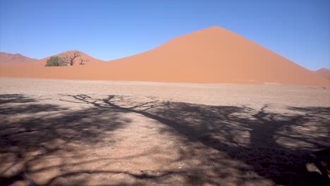 Enthüllung-Des-Slomo-Einer-Großen-Düne-In-Sossusvlei,-Namibia,-Mit-Heißem-Wetter-Und-Blauem-Himmel