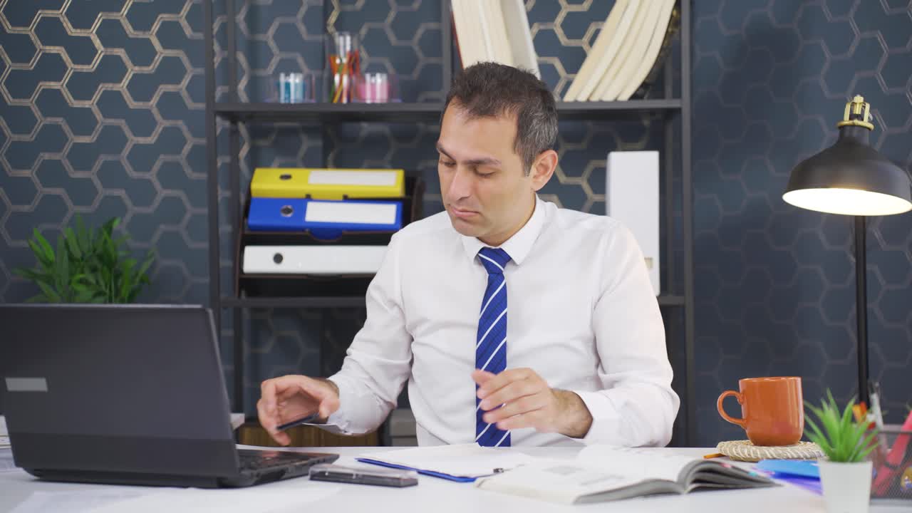 Uomo d'affari che chatta online in videochiamata