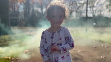 modelo sonriendo afuera con humo detrás